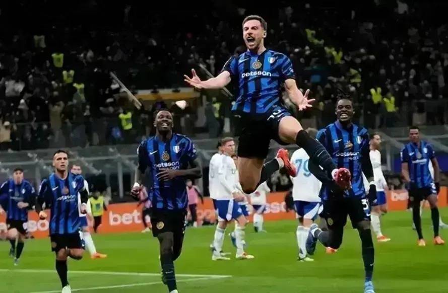 爱游戏体育-包含赛地聚焦：意甲今夜热度飙升；勒沃库森远射贴柱；质疑声四起；资深球员宣示担当的词条